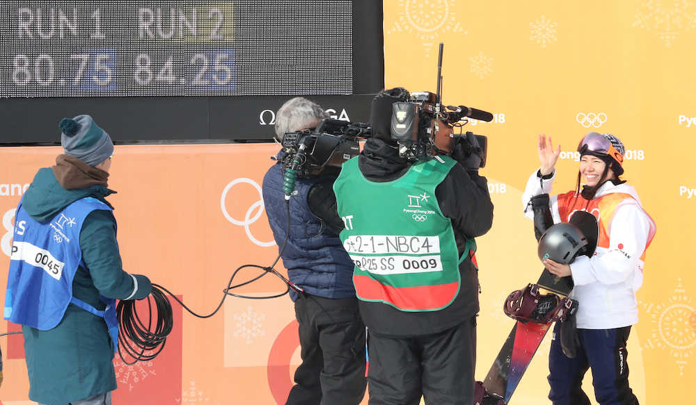 スノーボード女子ハーフパイプ予選、１本目に続き２本目も高得点を出し、笑顔でカメラに手を振る松本遥奈
