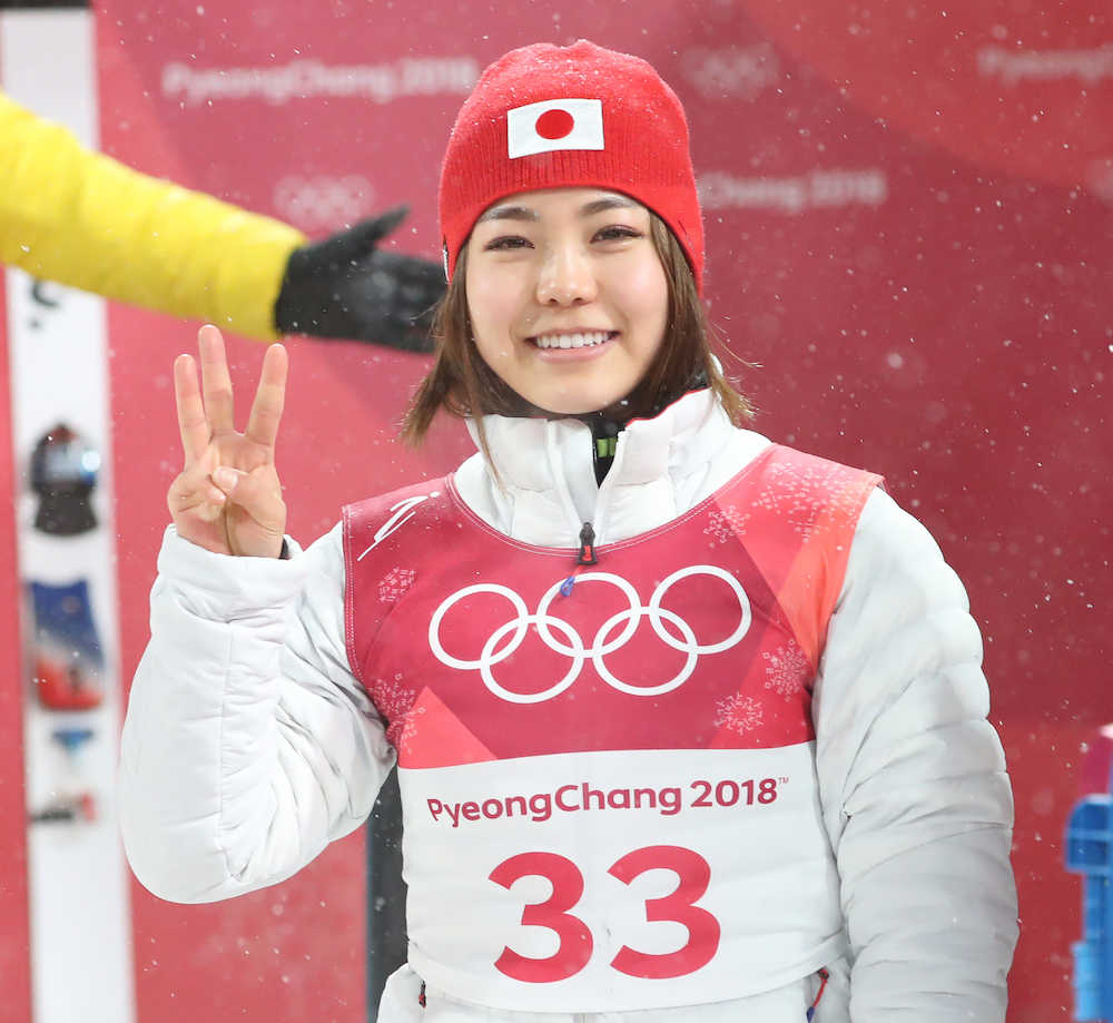 ＜平昌冬季五輪・スキー女子ジャンプ決勝＞手で３位を作る高梨沙羅
