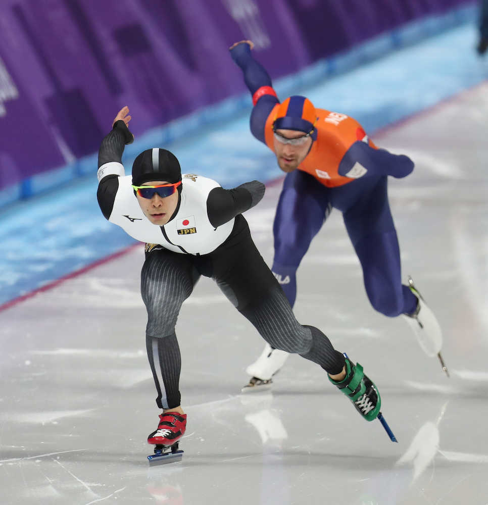 平昌五輪スピードスケート男子１５００メートル、滑走する小田卓朗（左）