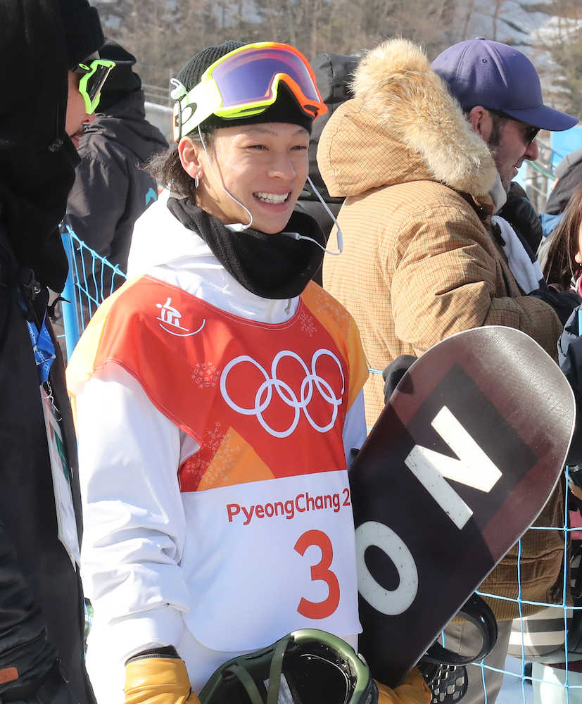 平昌冬季五輪・スノーボード男子ハーフパイプ予選を３位で通過し笑顔の平野