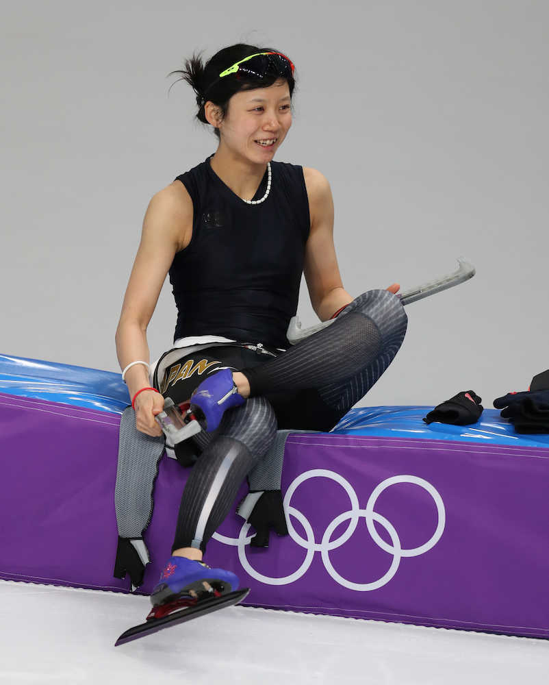平昌五輪スピードスケート練習　銀メダルから一夜明け笑顔を見せる高木美