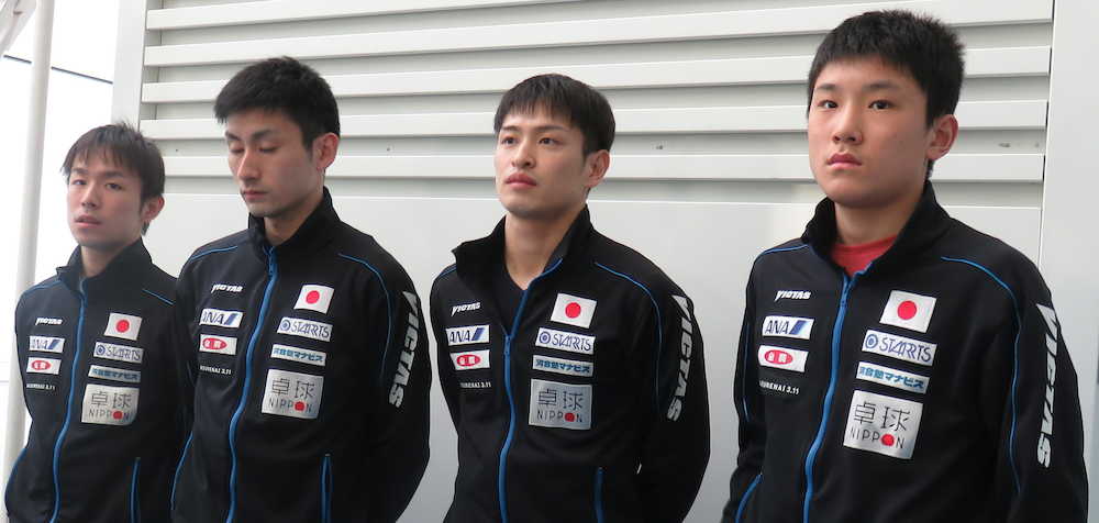 ロンドンへの出発前、羽田空港で取材に応じる卓球男子の（右から）張本、大島、上田、丹羽