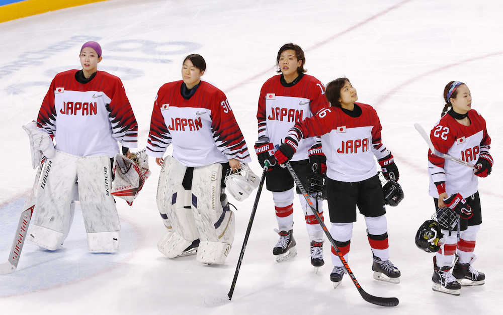 スイスに敗れ肩を落とすＧＫ藤本那（左端）ら日本