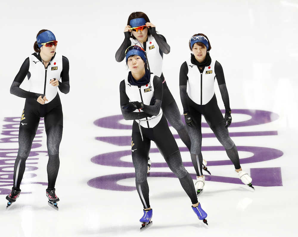 練習に臨むスピードスケート女子団体追い抜きの高木美（手前）と（奥左から）菊池、佐藤、高木菜