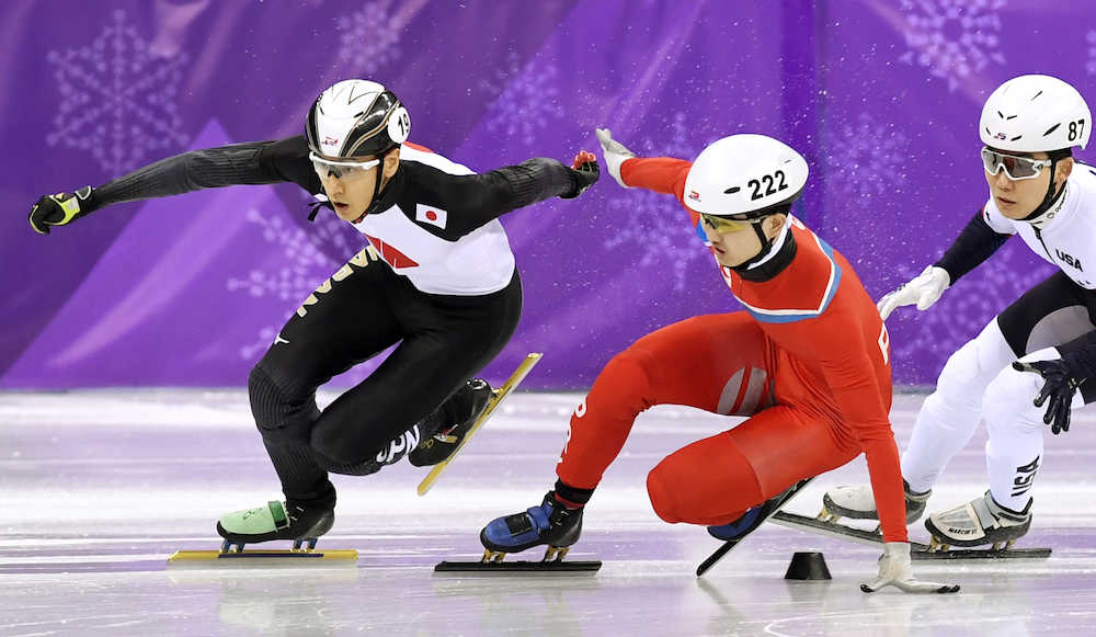 男子５００メートル　準々決勝進出を果たした渡辺啓太（左）。中央は転倒する北朝鮮選手