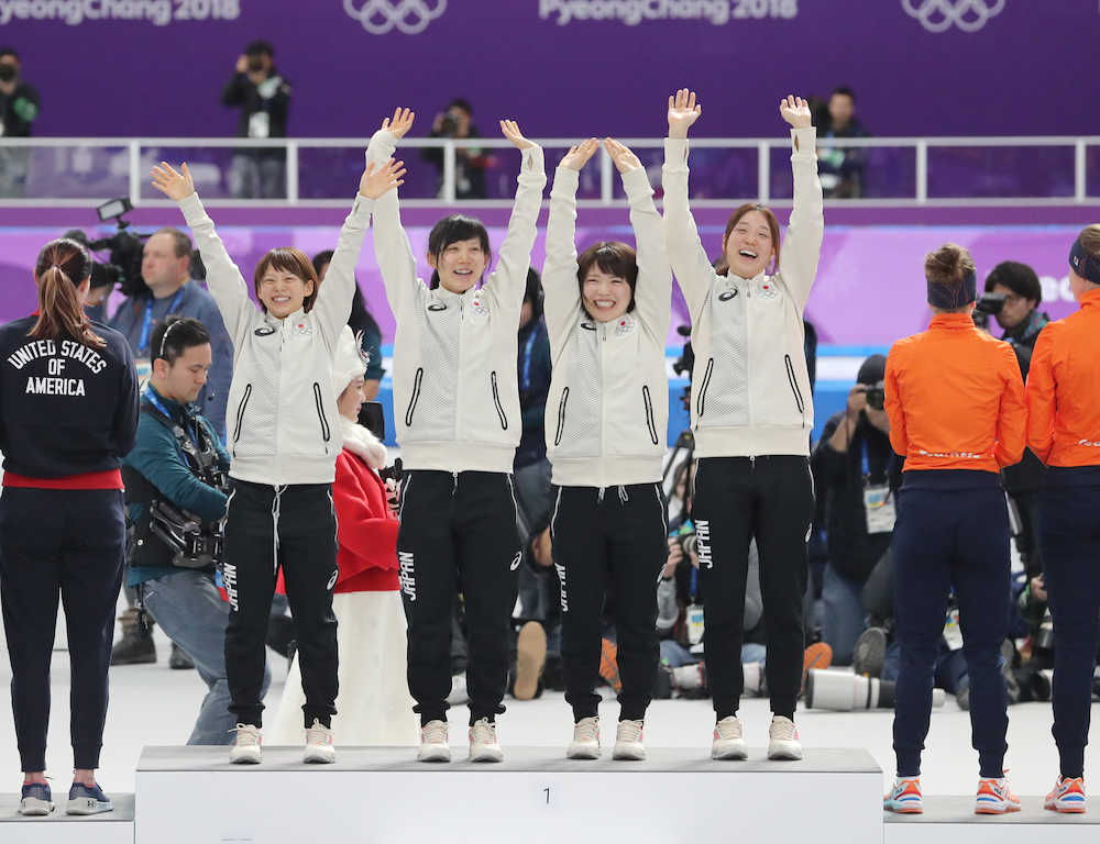 表彰式に上がりスタンドの声援に手を振る（左から）高木菜、高木美、佐藤、菊池彩