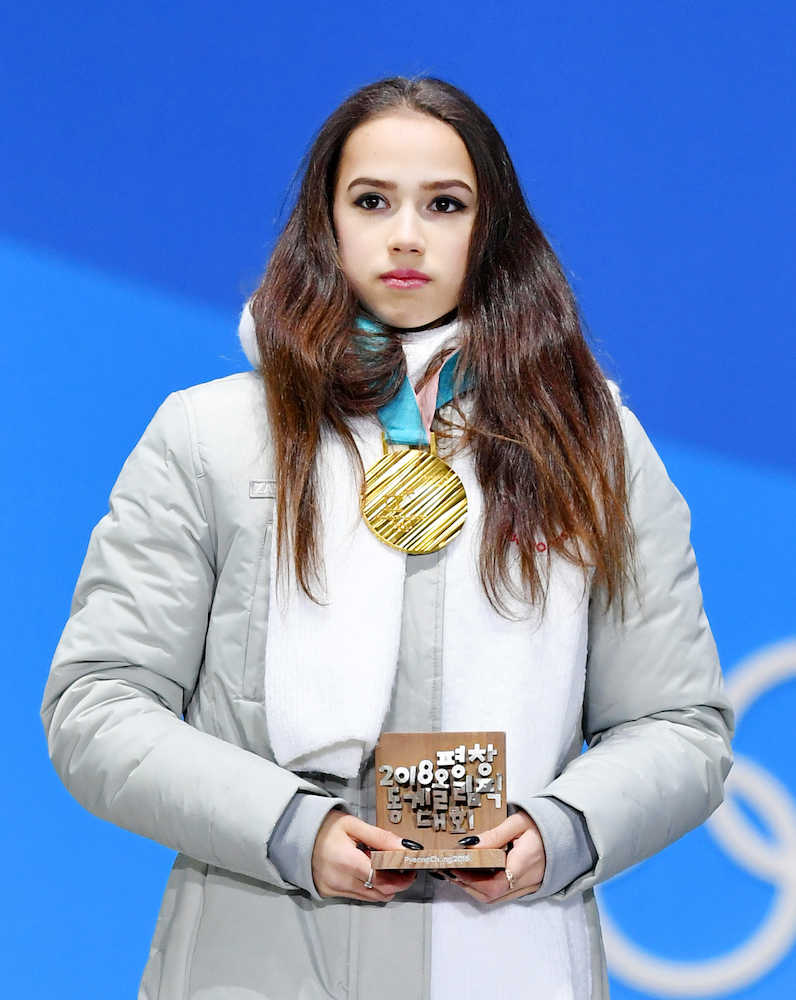 平昌冬季五輪のフィギュアスケート女子で金メダルを獲得し、授与式でロシア国歌ではなく五輪賛歌を聞くＯＡＲのアリーナ・ザギトワ