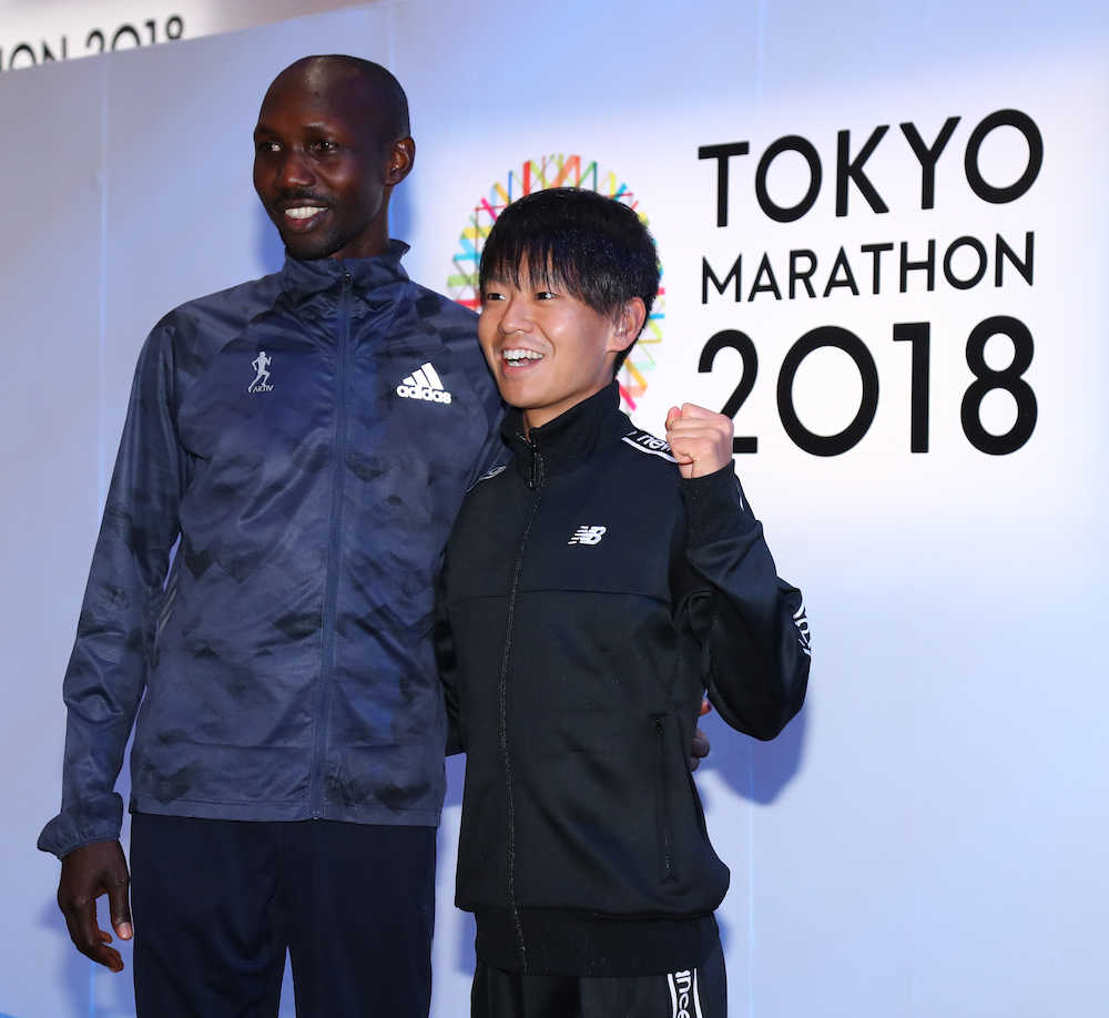 ＜東京マラソン２０１８プレスカンファレンス＞ウィルソン・キプサング（左）と記念撮影する神野大地