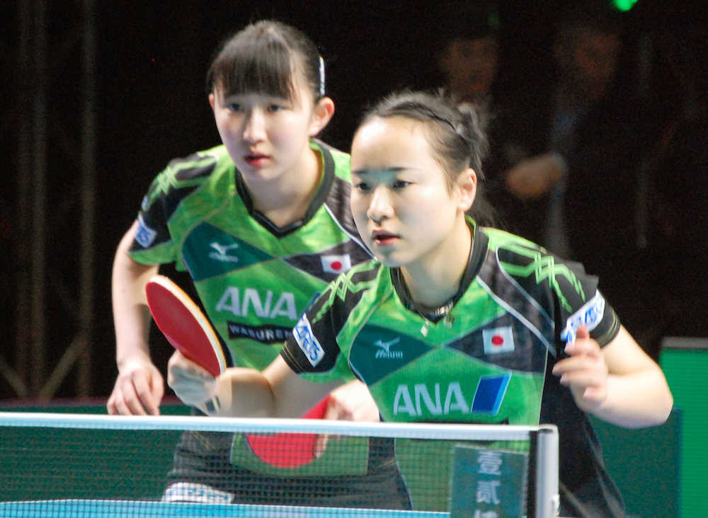 卓球Ｗ杯団体戦女子ダブルス準決勝で北朝鮮ペアに勝利した伊藤（右）、早田組