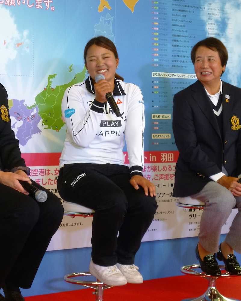 日本女子プロゴルフツアー２０１８年シーズン開幕イベントｉｎ羽田でトークショーを行った鈴木愛（左）