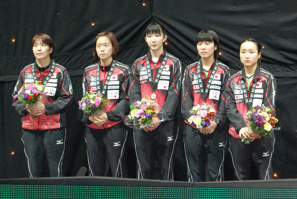 卓球Ｗ杯団体戦表彰式で銀メダルを受け取った日本女子の（左から）馬場美香監督、石川佳純、早田ひな、平野美宇、伊藤美誠