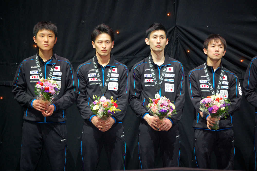 　表彰式で銀メダルを受け取った日本男子の（左から）張本智和、大島祐哉、上田仁、丹羽孝希
