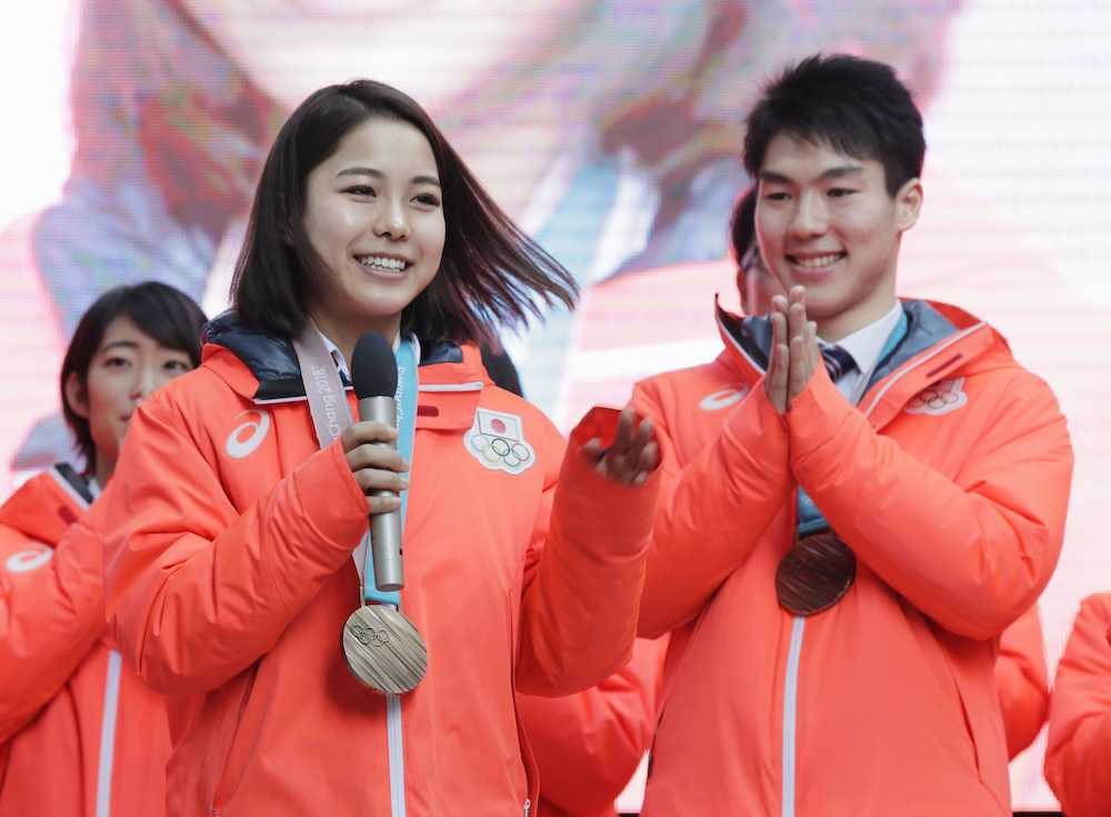 平昌五輪日本選手団の帰国報告会であいさつするスキージャンプ女子銅メダルの高梨。右はフリースタイルスキー男子モーグル銅メダルの原