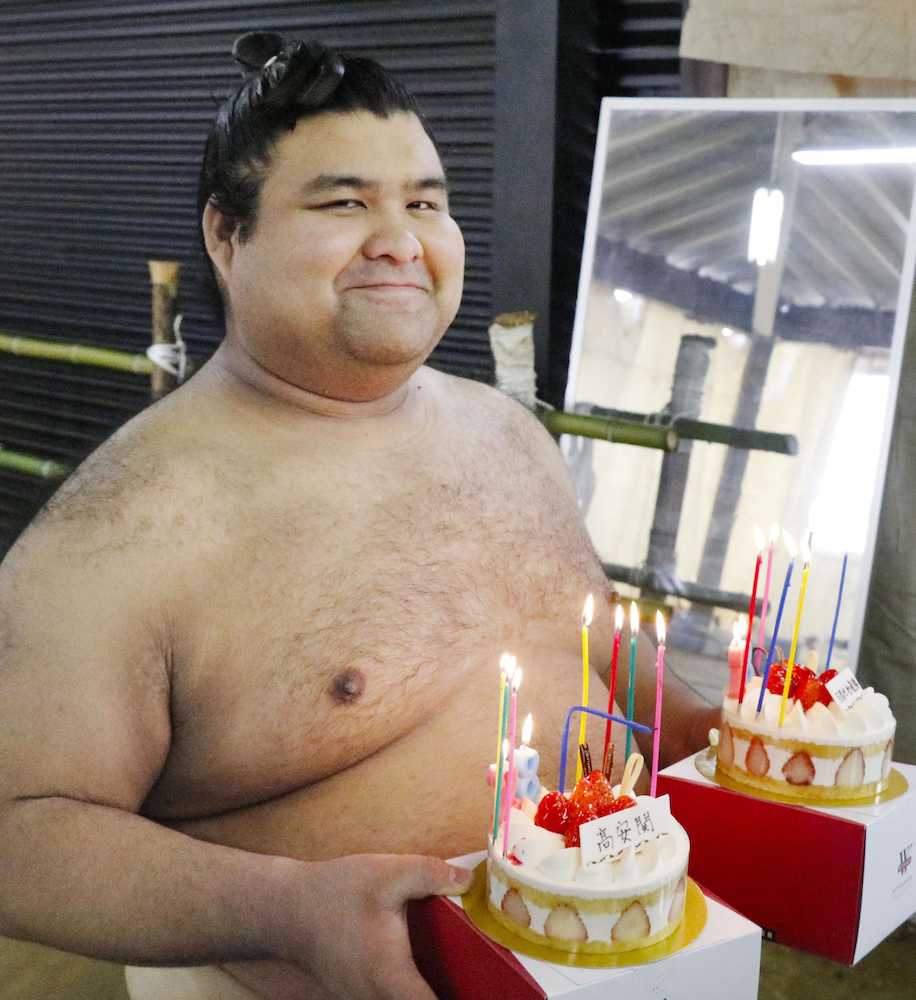 ２８歳の誕生日を迎え、ケーキを手に笑顔の大関高安