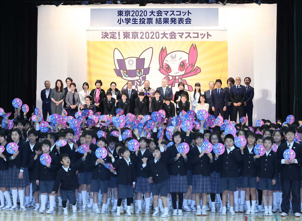 品川区立豊葉の杜学園の生徒たちとともに記念撮影をする２０２０東京五輪・パラリンピックの関係者