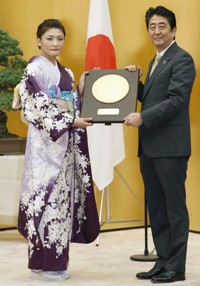 安倍首相から国民栄誉賞の盾を受け取る五輪女子個人史上初の４連覇を達成した伊調