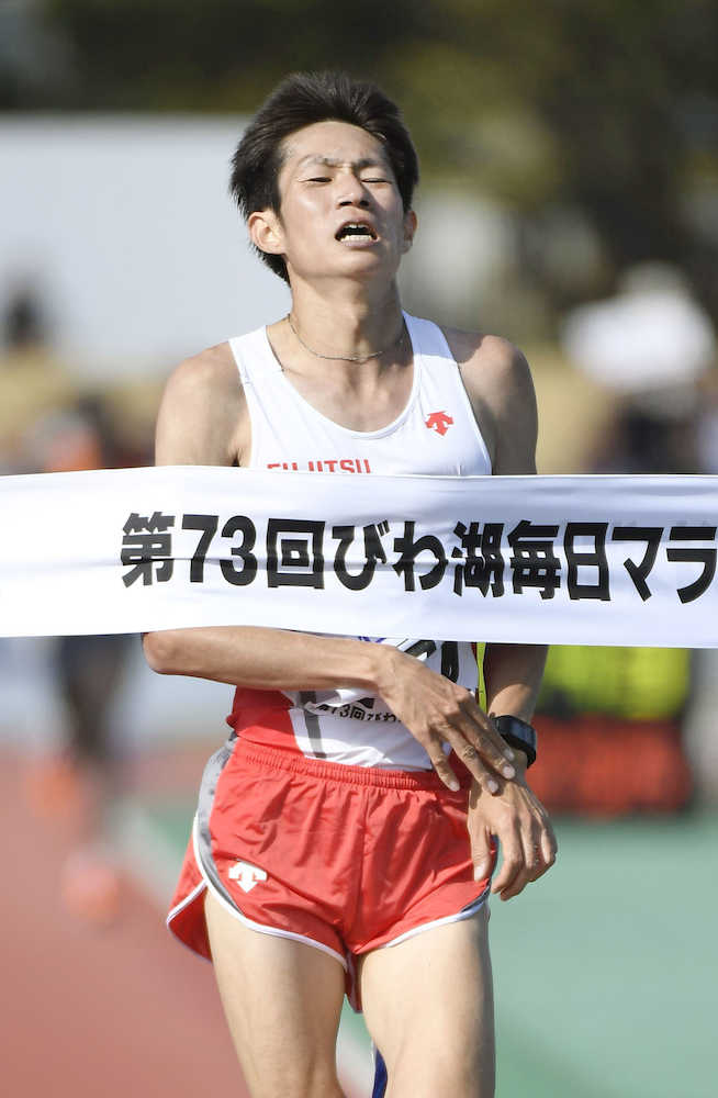 ２時間１０分５１秒で日本人トップの７位に入った中村匠吾