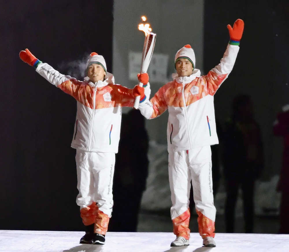 　平昌冬季パラリンピックの開会式で、聖火リレー走者を務める韓国と北朝鮮の選手