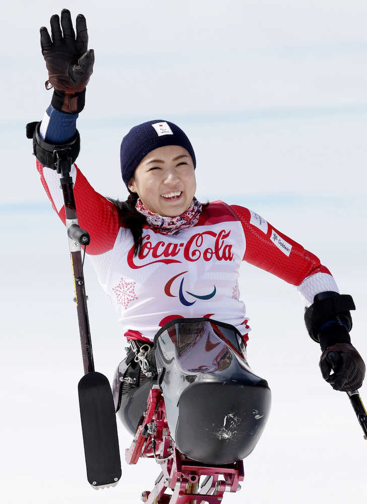 平昌パラリンピック　アルペンスキー女子滑降座位で銀メダルを獲得し、笑顔で歓声に応える村岡。日本勢メダル第１号となった