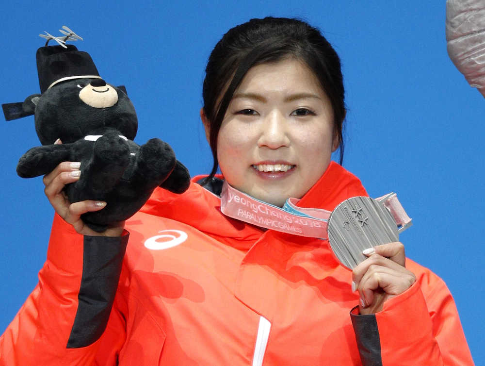 平昌パラリンピック　アルペンスキー女子滑降座位のメダル授与式で、銀メダルを手に笑顔の村岡