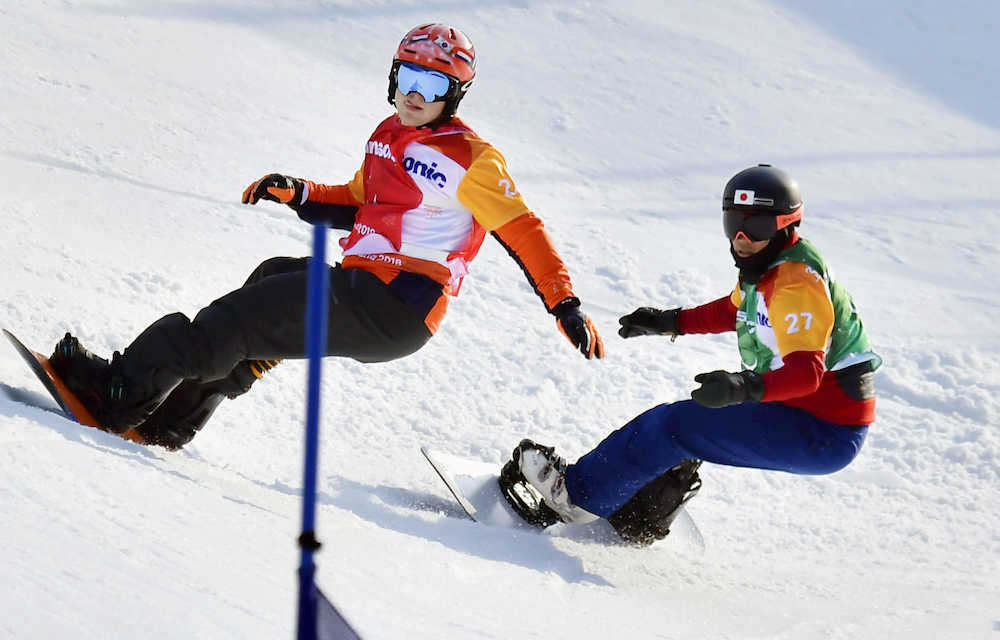 平昌パラリンピック　スノーボードクロス男子大腿障がい準々決勝　滑走する小栗（右）
