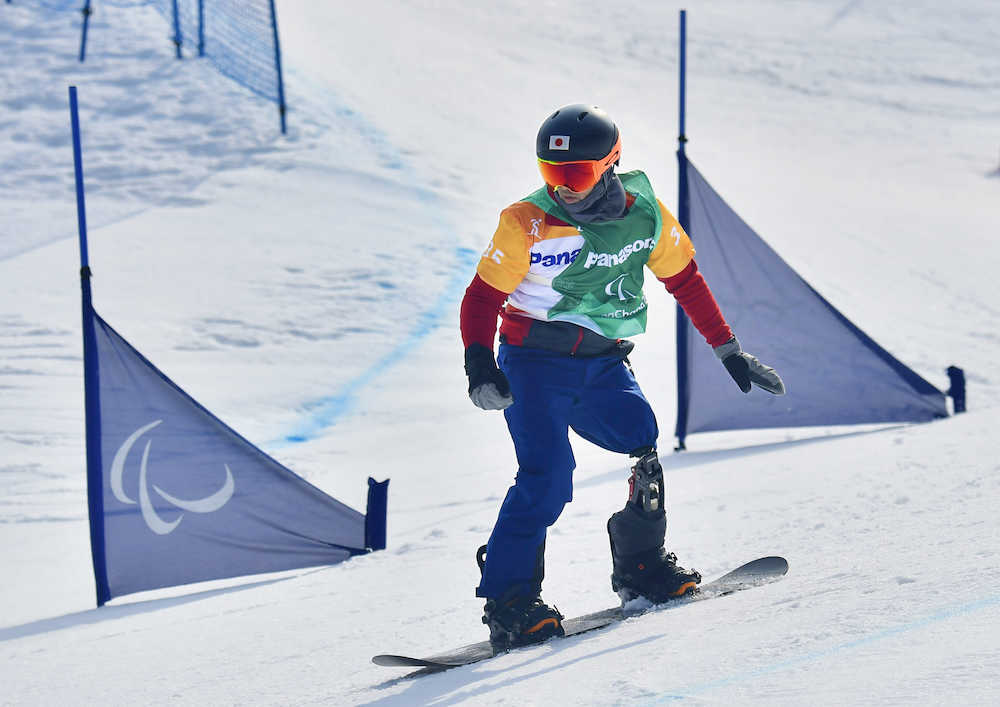 平昌パラリンピック　スノーボードクロス男子大腿障がい決勝トーナメント１回戦　滑走する山本。序盤で大きく遅れ、敗退した