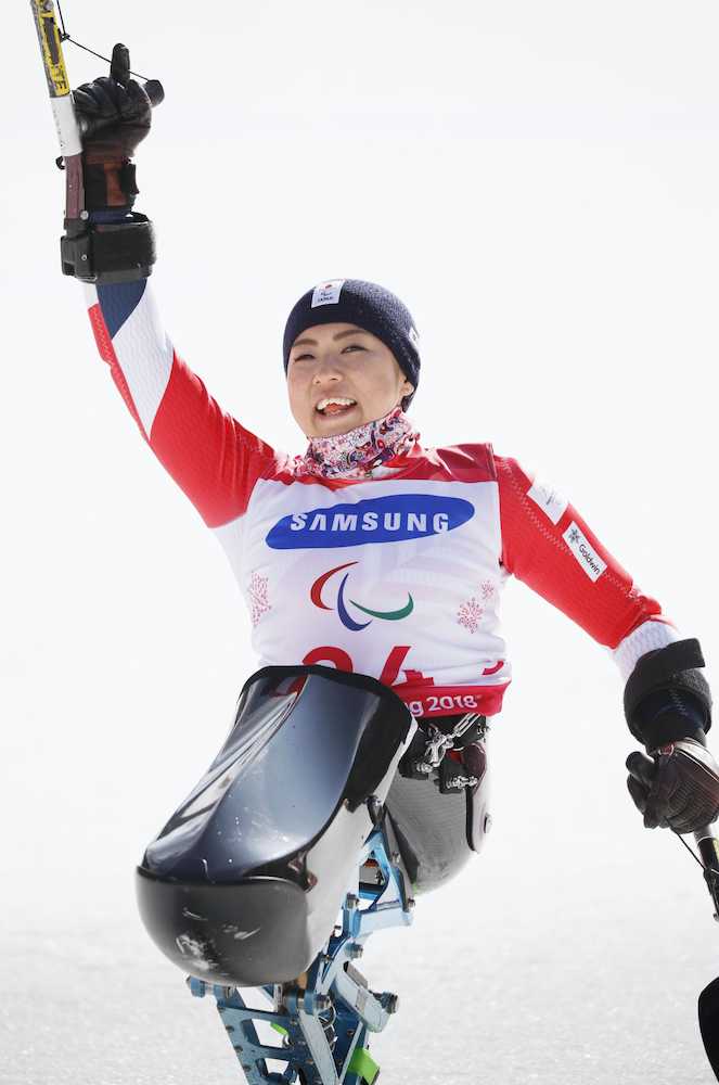 平昌冬季パラリンピックのアルペンスキー女子大回転座位で金メダルを獲得し、セレモニーで歓声に応える村岡桃佳