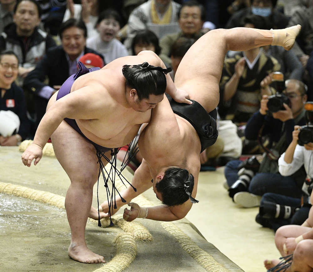 大相撲春場所７日目　大奄美（左）が上手投げで千代の国を破る