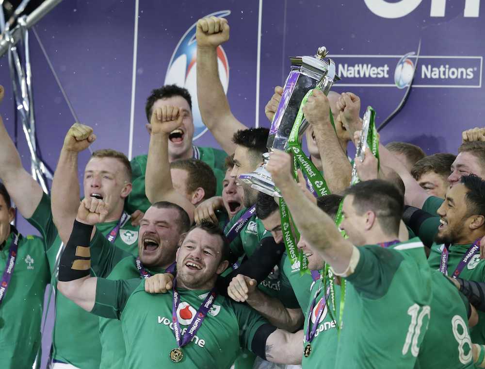 優勝杯を掲げて喜ぶアイルランドの選手　（ＡＰ）