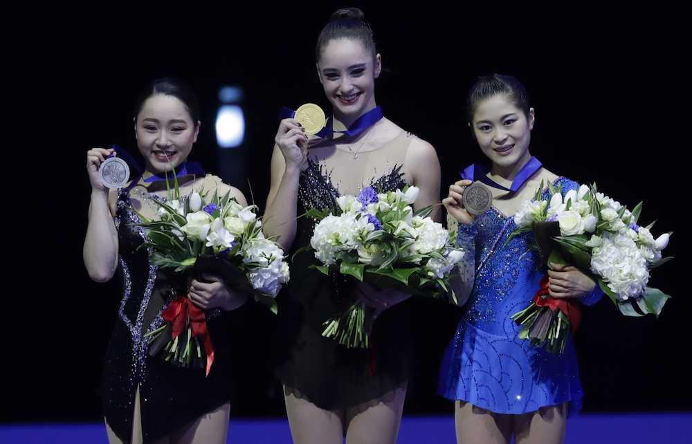 世界フィギュア女子の表彰式でメダルを掲げる（左から）２位の樋口、優勝のオズモンド、３位の宮原（ＡＰ）