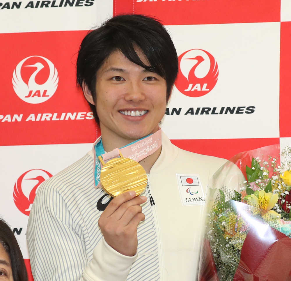 メダルを手に笑顔の成田緑夢