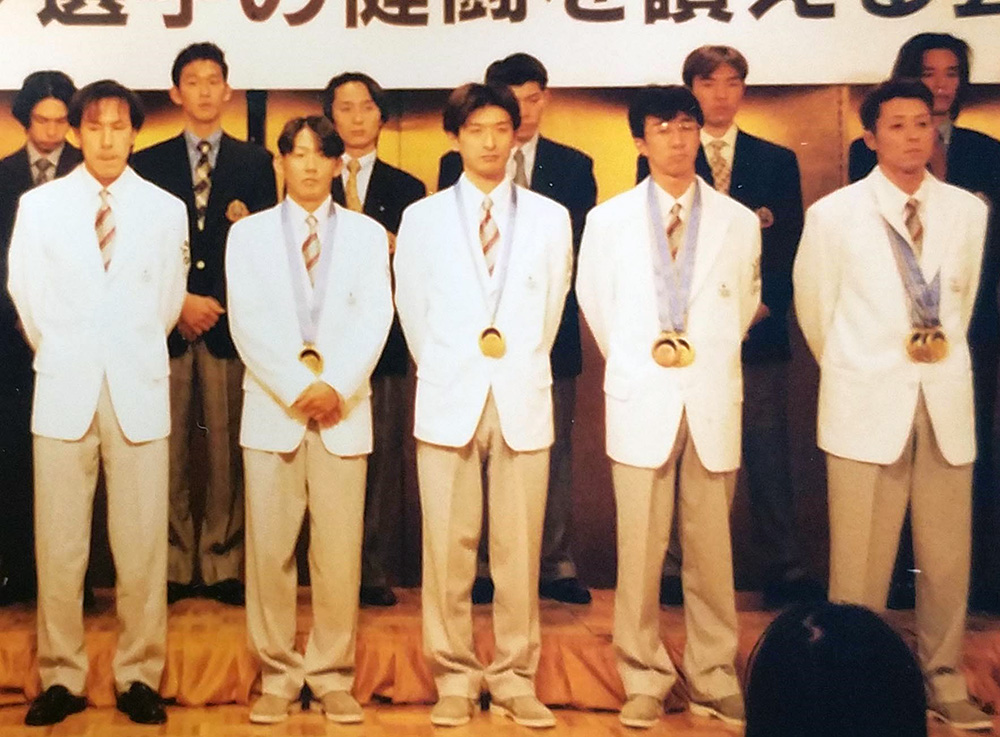 金メダルを首から下げる長野五輪・団体選手の隣で葛西は厳しい表情を浮かべる（Ｃ）ＴＢＳ