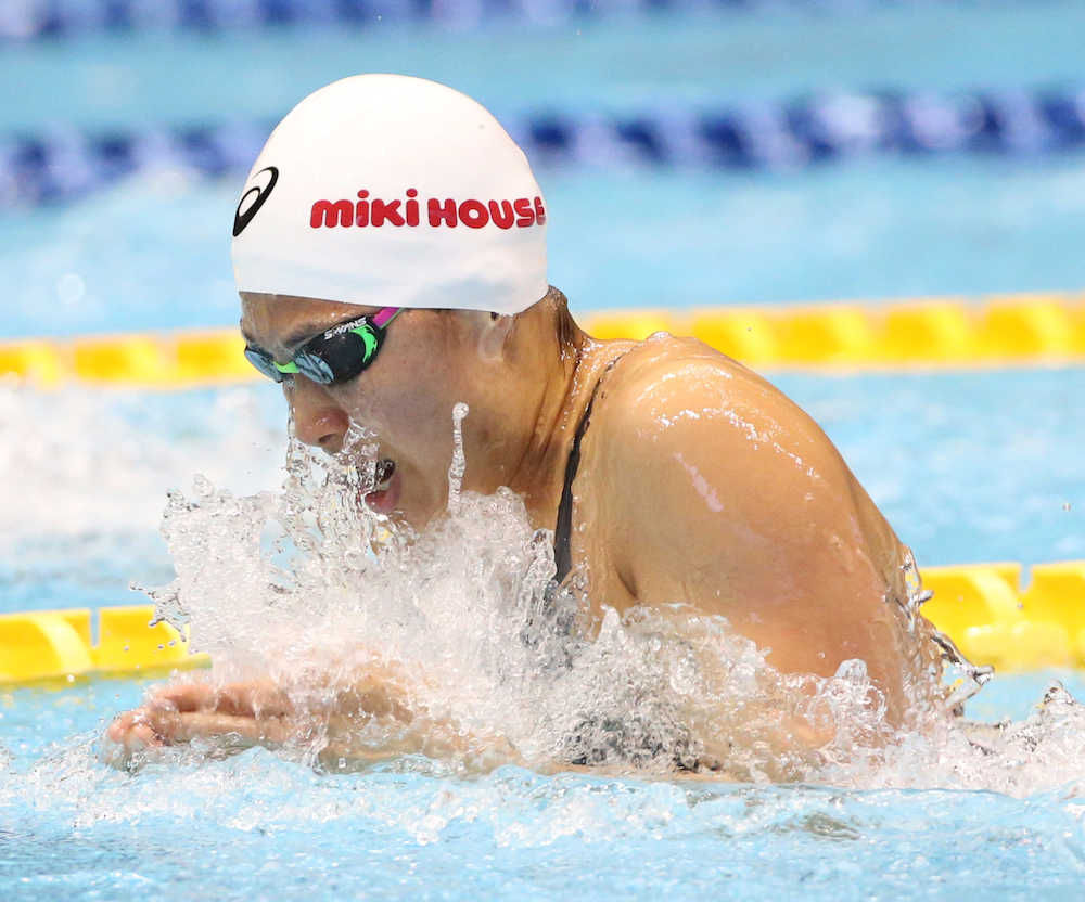 第９４回日本選手権水泳競技大会１日目、女子平泳ぎ５０Ｍ決勝、力泳し優勝した鈴木聡美