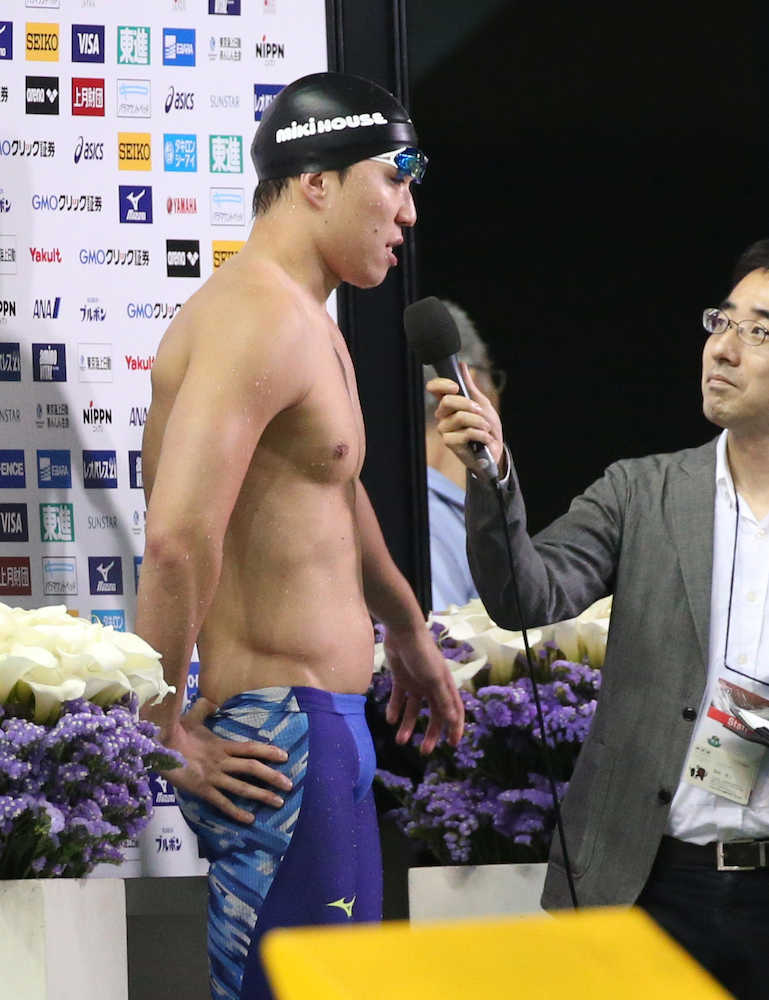 競泳日本選手権男子１００メートル平泳ぎで優勝した小関はインタビューで不祥事の謝罪をする