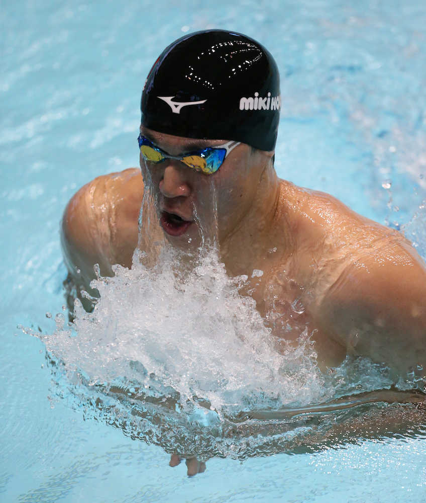 ＜競泳日本選手権第５日＞男子２００メートル平泳ぎ決勝、優勝した小関也朱篤
