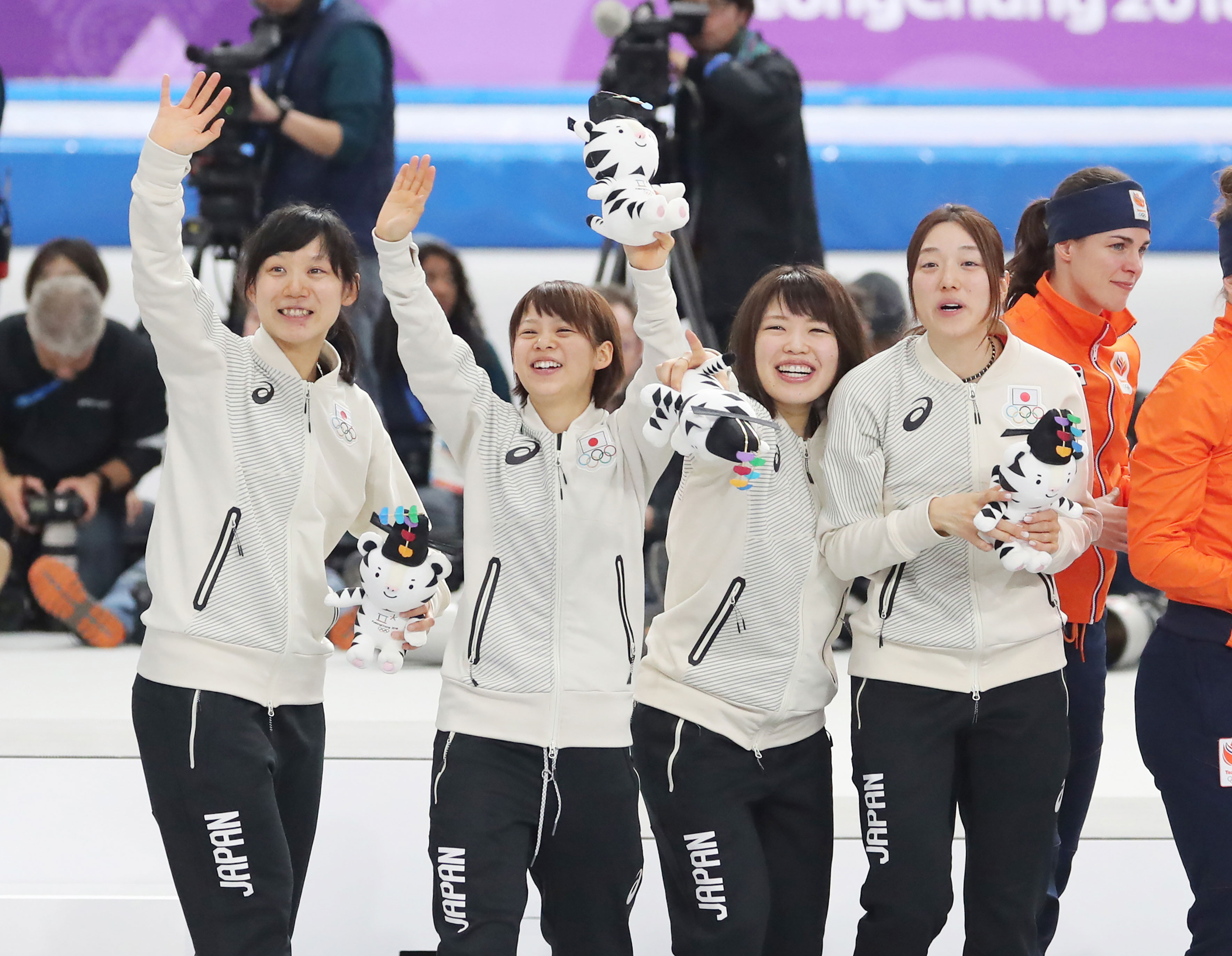 女子団体追い抜きで金メダルを獲得した（左から）高木美帆、高木菜那、佐藤綾乃、菊池彩花