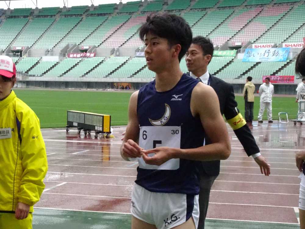 陸上の大阪記録会男子１００メートルを１０秒３５で終え、引き上げる多田修平