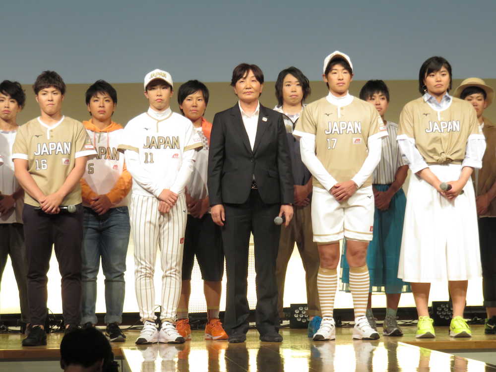 新ユニホーム発表会に参加した上野（前列右から２人目）、宇津木監督（中央）ら日本代表選手