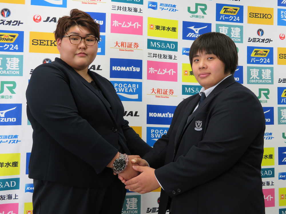 柔道の全日本女子選手権の前日会見に臨んだ、２連覇を目指す朝比奈沙羅（左）と初出場初優勝を目指す素根輝