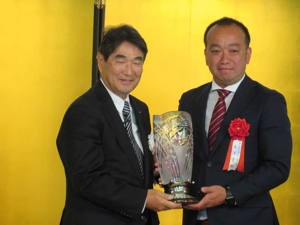 ミズノスポーツメントール賞シルバーを受賞した土江コーチ（右）