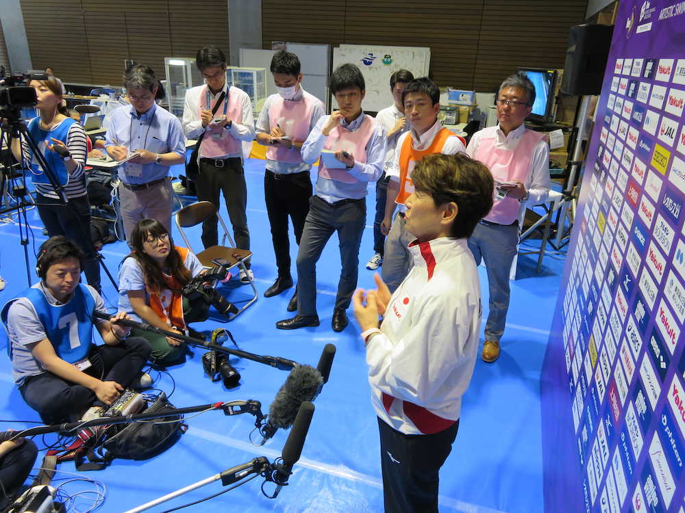 アーティスティックスイミング日本選手権の開幕を翌日に控え、報道陣に対応する日本代表井村雅代ヘッドコーチ