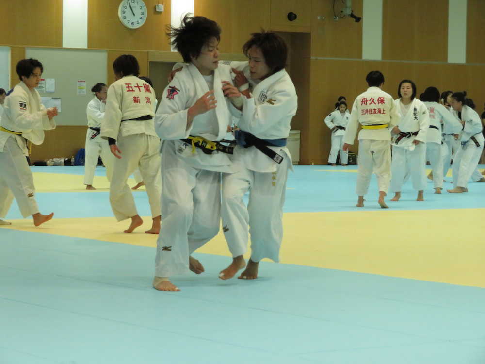 柔道の女子日本代表強化合宿に参加し、世界選手権代表の田代未来（左）と乱取りを行う松本薫