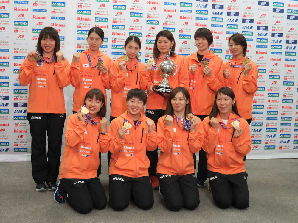 バドミントンのユーバー杯を制し、成田に帰国した日本女子。（下段左から）奥原、山口、高橋沙、佐藤（上段左から）田中、米本、松友、高橋礼、広田、福島　　　　　　　　　　　　　　　　　　　　　　　　　　　　　　　