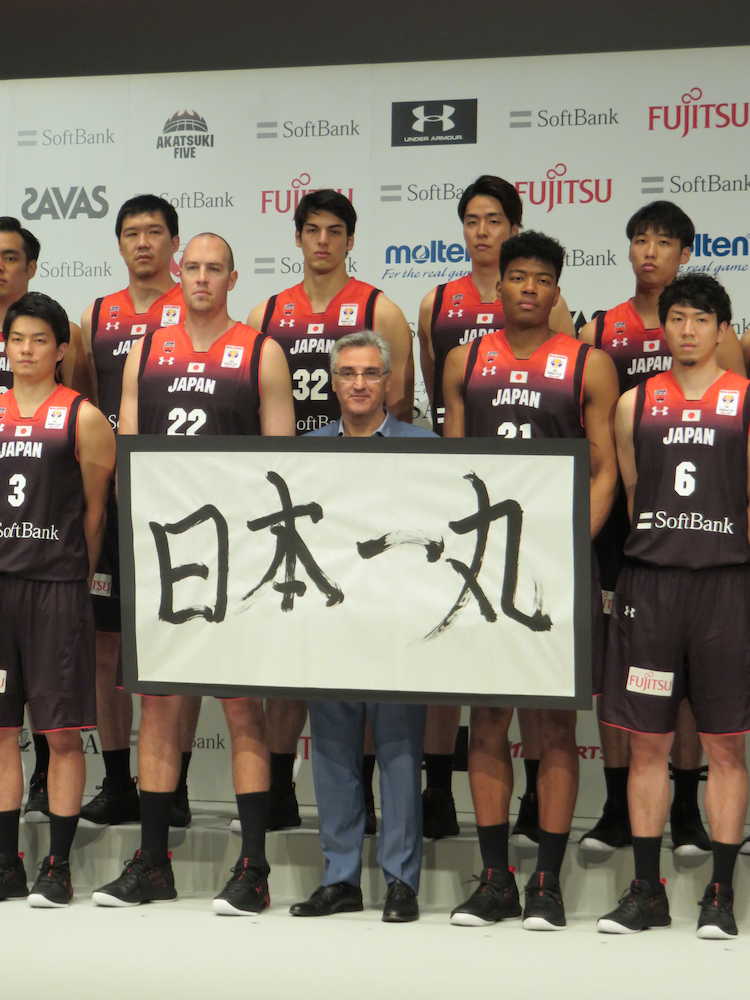 バスケットボール日本代表候補に入った八村塁（前列右から２人目）、ニック・ファジーカス（前列左から２人目）