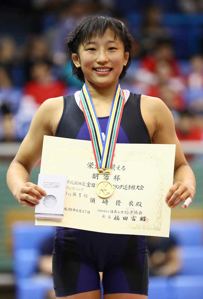 女子５０キロ級で優勝し三連覇を飾った須崎（撮影・会津　智海）