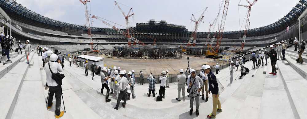 報道陣に公開された２０２０年東京五輪・パラリンピックのメインスタジアム、新国立競技場の建設現場（画像５枚を合成したパノラマ写真）