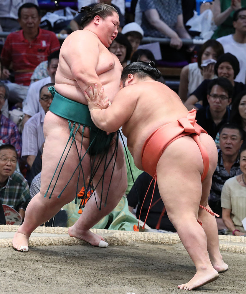 大相撲名古屋場所１３日目、千代大龍に押し出しで敗れる逸ノ城