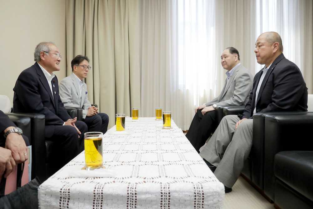 日本相撲協会の八角理事長（右手前）、尾車親方（同奥）との意見交換に臨む鈴木五輪相（左手前）ら
