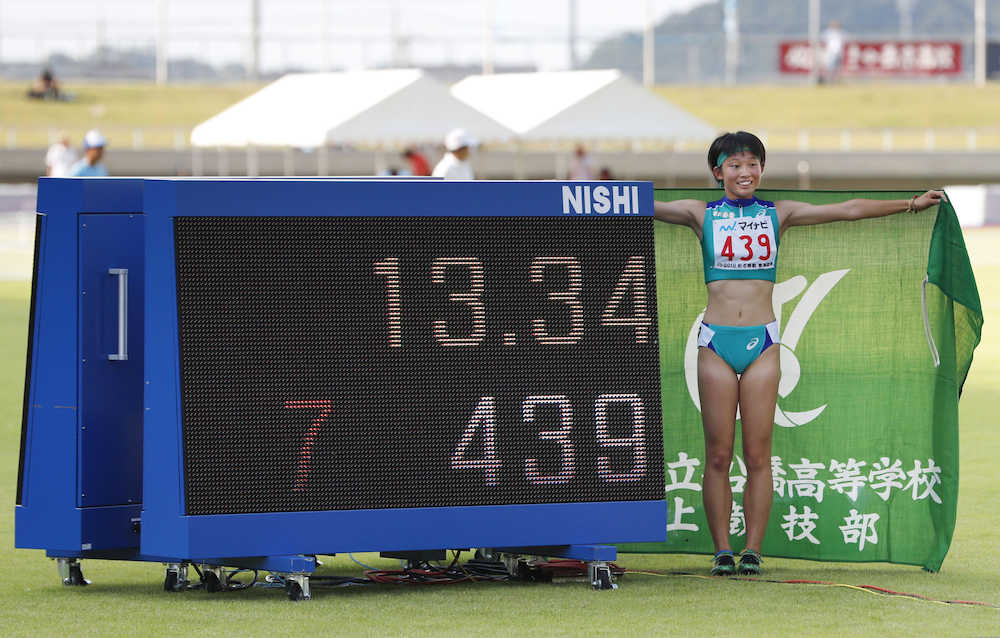 女子１００メートル障害で、１３秒３４の高校新記録をマークした市船橋・小林歩未