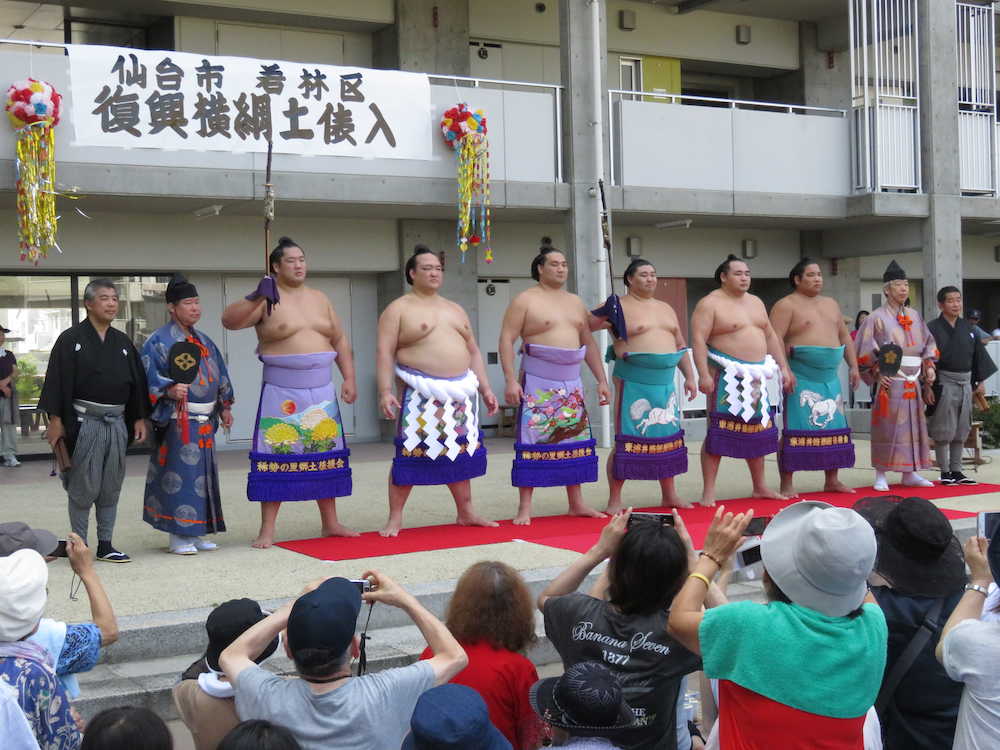 東日本大震災から復興を祈願し横綱土俵入りを行った稀勢の里（左から４人目）と鶴竜（右から２人目）ら